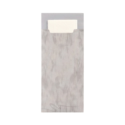 Eine graue PAPSTAR 520 Bestecktasche (20x8,5 cm, 2-lagig) der PAPSTAR GmbH aus Strukturmaterial mit einer passenden weißen Serviette, die oben teilweise sichtbar ist.