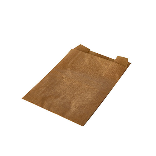 Eine PAPSTAR 1000 Wrap-Tüte (11 x 8 x 4 cm) der PAPSTAR GmbH aus nachhaltigen Materialien liegt unbenutzt leicht schräg auf weißem Untergrund. Die flache braune Tüte ist oben mit zwei kleinen Laschen versehen.