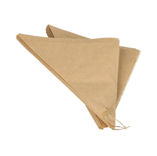 Ein Stapel PAPSTAR 1000 Spitztüten Pergament-Ersatz fettdichte Papiertüten der PAPSTAR GmbH, jeweils braun und dreieckig mit einer Kordel an einer Ecke, ist auf weißem Hintergrund abgebildet.