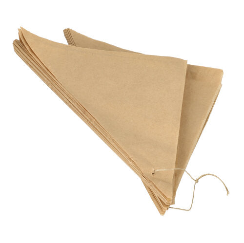 Ein Stapel PAPSTAR 1000 Spitztüten, Pergament-Ersatz, fettdicht Papier-Kaffeefilter der PAPSTAR GmbH sind mit einer Schnur verbunden und auf einem weißen Hintergrund angeordnet.