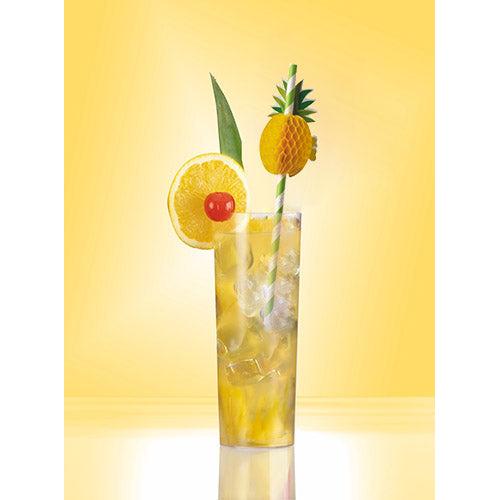 Ein hohes Glas mit einem gelben Eisgetränk, garniert mit Zitrone, Kirsche, grünem Blatt und einer kleinen Ananas, wird von einem PAPSTAR 50 Trinkhalme Papier der PAPSTAR GmbH geschmückt. Der einfarbige gelbe Hintergrund verstärkt den erfrischenden Reiz.
