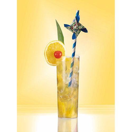Ein hohes Glas mit einem eisgekühlten gelben Getränk, garniert mit Zitrone, Kirsche, Ananasblatt und einem PAPSTAR 50 Trinkhalme Papierstrohhalm (Ø 6 mm · 20 cm, von der PAPSTAR GmbH) mit einem Windrad vor einem gelben Hintergrund.