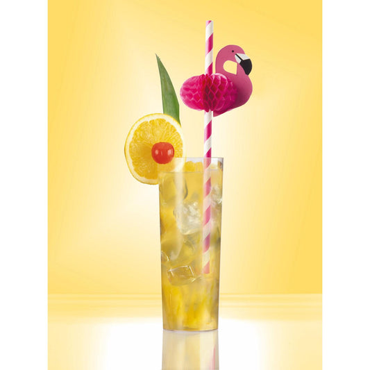 Ein hohes Glas mit gelbem Eisgetränk, verziert mit einer Zitronenscheibe, einer Kirsche, einem grünen Blatt und einem rosa gestreiften PAPSTAR Papiertrinkhalm (6 mm x 20 cm) mit einem rosa Papierflamingo auf gelbem Hintergrund. Marke: PAPSTAR GmbH.
