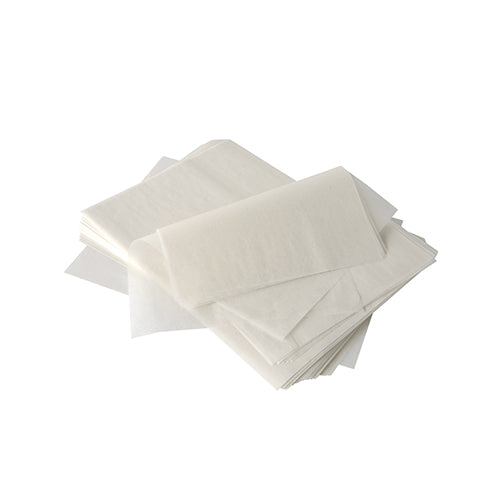 Ein Stapel PAPSTAR 2000 Blatt Sahneabdeckpapier „pure“ 22x16 cm, weiß mit Palmwachsbeschichtung, liegt leicht verstreut auf weißem Hintergrund – perfekt für professionelle Anwendungen.