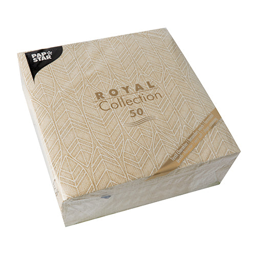 Eine sandfarbene 50er-Packung PAPSTAR "ROYAL Collection" Servietten (1/4-Falz, 40x40cm) der PAPSTAR GmbH, mit dezentem Blattdesign und elegantem Goldschriftzug auf der Verpackung.