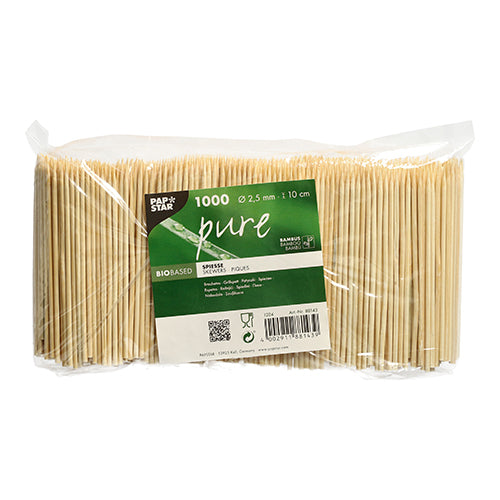Eine transparente Schrumpfverpackung mit 1.000 PAPSTAR Bambus-Fingerfoodspießen „pure“ (Ø 2,5 mm, 10 cm), gekennzeichnet mit der Marke der PAPSTAR GmbH, Produktinformationen, grünem Design, Barcodes und Recyclingsymbolen.