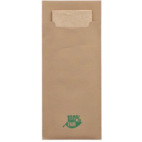 Eine braune PAPSTAR 520 Bestecktasche (20 x 8,5 cm) aus 2-lagigem Material mit passender Serviette und grünem „100% FAIR“-Blatt-Label am Boden. Ideal für Besteck, von der PAPSTAR GmbH.