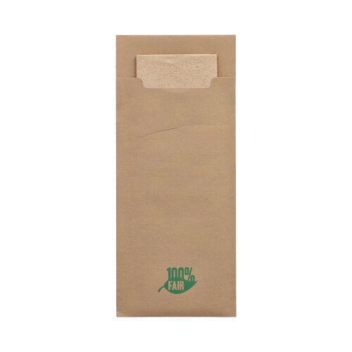 Ein PAPSTAR 520 Bestecktaschen-Umschlag (20 x 8,5 cm) mit passender 2-lagiger Serviette im Inneren; die braune Papierhülle ist unten mittig mit einem grünen „100% FAIR“-Logo versehen. Marke: PAPSTAR GmbH.
