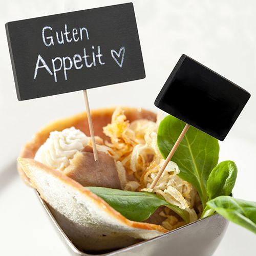 Belegt wird ein kleines Törtchen mit Sahne, Gemüse und Röstzwiebeln mit zwei PAPSTAR Fingerfoodspießen „Tafel“ 8,5 cm – einer mit der Aufschrift „Guten Appetit ♥“, der andere unbedruckt – ideal als Party-Catering-Zubehör der PAPSTAR GmbH (20er-Pack).