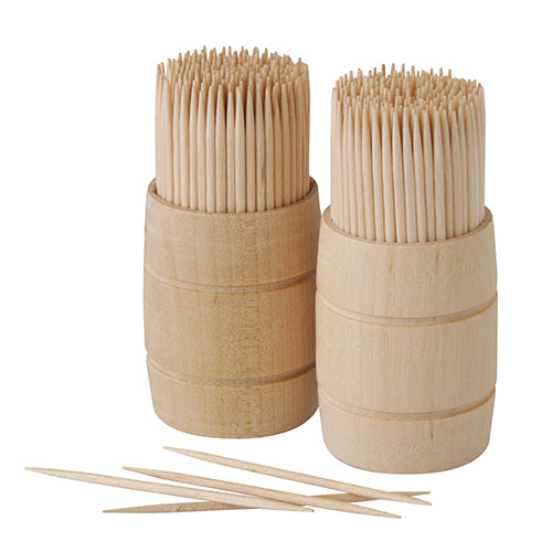 Auf schlichtem, weißem Untergrund präsentieren sich zwei kleine PAPSTAR Holzspender gefüllt mit „reinen“ runden 6,8 cm Holzzahnstochern (400 Stück pro Beutel) sowie vier losen Zahnstochern.