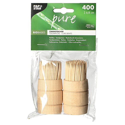 Eine Klarsichtverpackung enthält 400 PAPSTAR Holz Zahnstocher „pure“, rund, 6,8cm, im Holzspenderbeutel, biobasiertes Material, der PAPSTAR GmbH mit grün-weißer Kopfzeile.