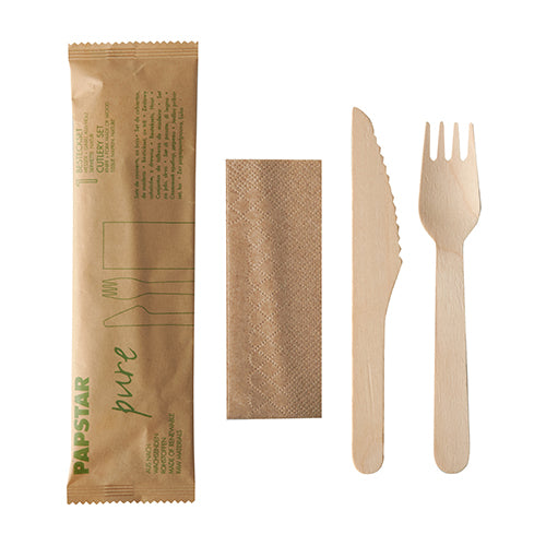 Die PAPSTAR GmbH 50 Bestecksets „pure“ aus Holz mit Serviette im Papierbeutel sind umweltfreundlich verpackt und auf weißem Hintergrund arrangiert.