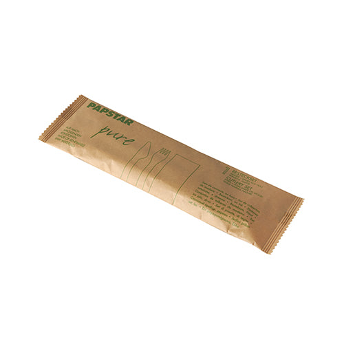 Eine braune rechteckige Papierpackung mit der Aufschrift „PAPSTAR Pure“ der PAPSTAR GmbH enthält 50 Holzbestecksets mit Servietten. Die umweltfreundliche Verpackung ist auf der Vorderseite mit grünem Text und Strichzeichnungen von Gabel, Messer und Serviette versehen.