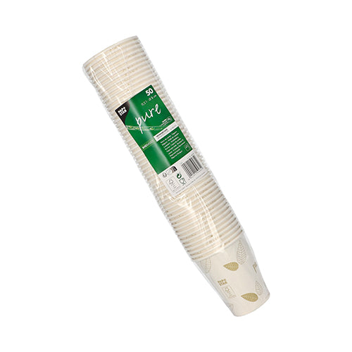 Eine 50er-Packung „pure“ ZERO Pappbecher der PAPSTAR GmbH in Kunststoffverpackung mit grün-weißem Etikett, Marken- und Produktdetails; die biologisch abbaubaren Becher weisen ein schlichtes Blattmuster auf.