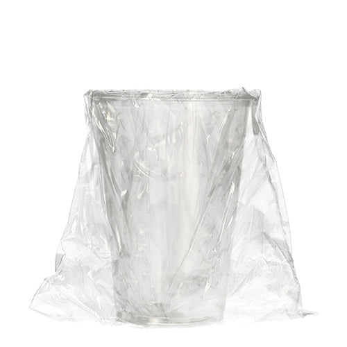 Ein PAPSTAR "pure" 0,2 l Kaltgetränkebecher aus transparentem PLA (Ø 7,03 cm, H 9,7 cm), einzeln in transparenter Folie verpackt, steht mit umlaufender Folie auf weißem Untergrund. Packung enthält 50 Becher der PAPSTAR GmbH.