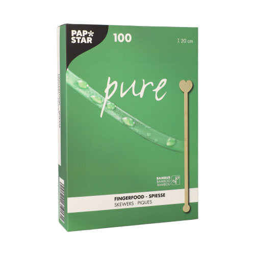 Eine grüne Schachtel PAPSTAR 100 Getränke-Quirle, Bambus „pure“ der PAPSTAR GmbH trägt die Aufschrift „100“ und „Fingerfood-Spieße“ in weißer Schrift. Das umweltfreundliche, biologisch abbaubare Design zeigt ein Bambusblatt und ein herzförmiges Spießbild.
