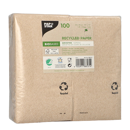 Eine Packung mit 100 PAPSTAR Servietten, 3-lagig, 33x33 cm, natur aus recyceltem Papier (1/8-Falz), mit Recycling-Symbolen und mehrsprachigen Infos auf der Folie.