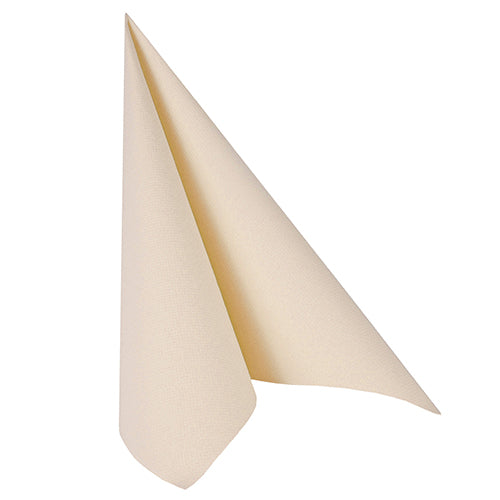 Eine einzelne beige PAPSTAR 100 Servietten „ROYAL Collection“ (40x40 cm, 1/4-Falz) der Marke PAPSTAR GmbH ist zu einem aufrechten Dreieck gefaltet und steht auf weißem Hintergrund.