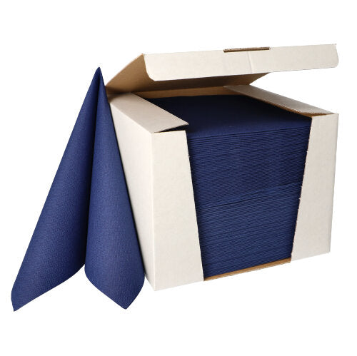 In einem offenen Karton ist ein Stapel gefalteter marineblauer PAPSTAR 100 Servietten „ROYAL Collection“ 1/4-Falz, 40x40cm, von der PAPSTAR GmbH, aus hochwertigem Material zu sehen, wobei zwei Servietten aufrecht außerhalb des Kartons stehen.