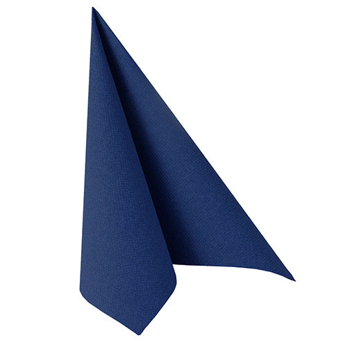Eine einzelne dunkelblaue PAPSTAR 100 Servietten „ROYAL Collection“ 1/4-Falz (40x40 cm) Serviette der PAPSTAR GmbH ist aufrecht in eine dreieckige, zeltartige Form vor einem schlichten weißen Hintergrund gefaltet.