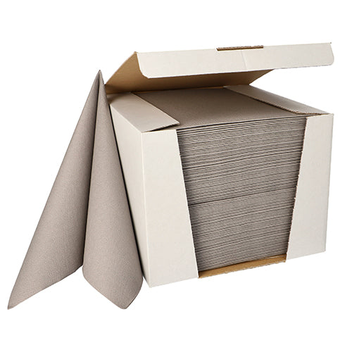 Eine geöffnete Schachtel mit 100 PAPSTAR Servietten „ROYAL Collection“ 1/4-Falz 40 cm x 40 cm von der PAPSTAR GmbH zeigt braune Servietten, von denen eine teilweise herausgezogen ist, um ihr hochwertiges Material, ihre Textur und Dicke hervorzuheben.