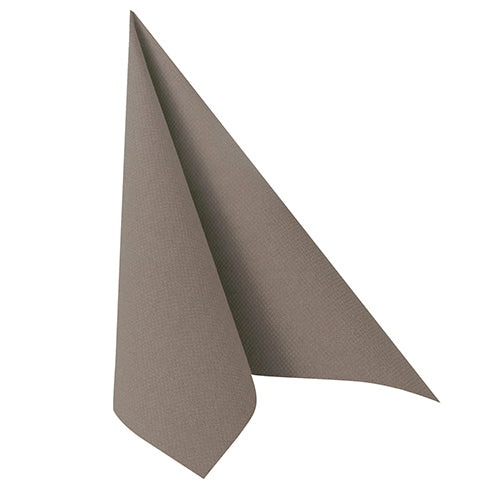Eine einzelne PAPSTAR 100 Servietten „ROYAL Collection“ 1/4-Falz 40x40cm Serviette der PAPSTAR GmbH ist aufrecht zu einem Dreieck gefaltet auf einem schlichten weißen Hintergrund und präsentiert so ihr hochwertiges Material.