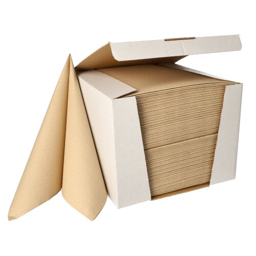 In einem weißen Karton befindet sich ein großer Stapel PAPSTAR 100 Servietten „ROYAL Collection“ 1/4-Falz 40x40 cm der PAPSTAR GmbH, wobei mehrere Servietten teilweise herausgezogen und über die Seite drapiert sind.