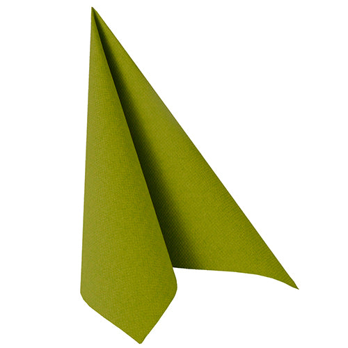 Eine einzelne PAPSTAR 100 Servietten „ROYAL Collection“ 1/4-Falz 40 cm x 40 cm Serviette von der PAPSTAR GmbH ist aufrecht in einer hohen, dreieckigen Form auf weißem Hintergrund gefaltet und hebt so ihr hochwertiges Material für eine elegante Note hervor.