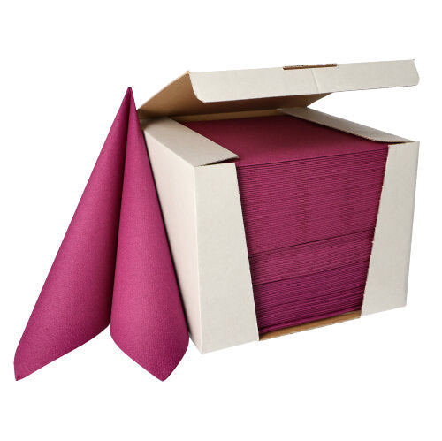 Eine weiße Box der PAPSTAR GmbH enthält einen Stapel von 100 Servietten der „ROYAL Collection“, 1/4-Falz, 40x40 cm, in Dunkelrosa, wobei eine Serviette teilweise aufgefaltet neben der Box liegt.
