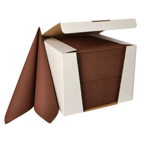 Eine weiße Box der PAPSTAR GmbH mit 100 Servietten (1/4-Falz, 40x40 cm) "ROYAL Collection", zwei Servietten teilweise herausgezogen und aufrecht neben der Box stehend.