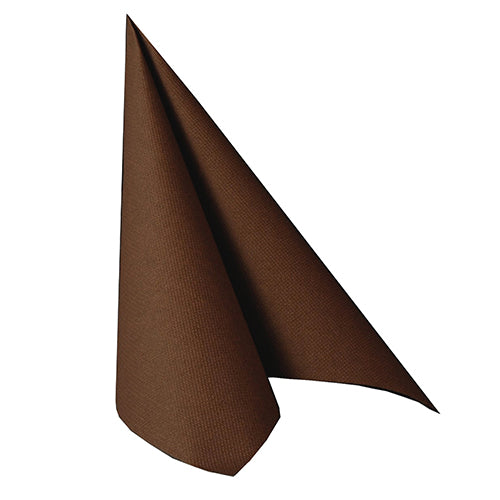 Auf weißem Untergrund ist eine PAPSTAR 100 Servietten „ROYAL Collection“ 1/4-Falz 40 cm x 40 cm Serviette der PAPSTAR GmbH zu sehen, gefaltet zu einem aufrechten Dreieck mit spitzer Spitze.