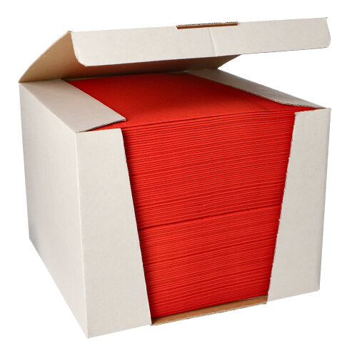 In einem weißen Karton der PAPSTAR GmbH, teilweise geöffnet, liegen übersichtlich 100 rote Servietten (40cm x 40cm) der „ROYAL Collection“ im 1/4-Falz-Format aus hochwertigem Material.