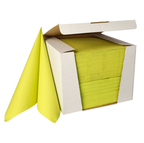 Eine weiße Box der PAPSTAR GmbH enthält 100 gelbe Servietten der „ROYAL Collection“ 1/4-Falz 40x40 cm, wobei eine Luxusserviette teilweise herausgezogen ist.