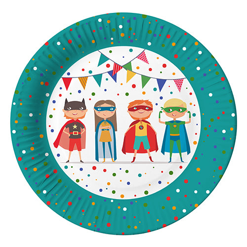 Die PAPSTAR 10 Teller aus Pappe, rund Ø 23 cm von PAPSTAR GmbH, zeigen bunte Punkte und vier Superhelden-Kinder mit Wimpelgirlanden – perfekte Partyteller für fröhliche Anlässe.