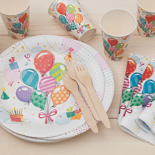 PAPSTAR GmbH PAPSTAR 10 Teller, Pappe rund Ø 23cm aus stabiler Pappe mit buntem Ballon- und Geschenk-Design, auf hellem Holz präsentiert – ideal für Partys und Veranstaltungen.