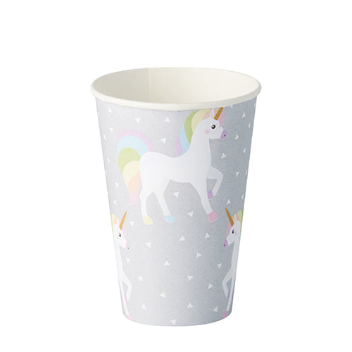 Der PAPSTAR 10 Trinkbecher (0,2 L, Ø 7 cm, 9,7 cm) von PAPSTAR GmbH ist ein umweltfreundlicher grauer Pappbecher mit weißem Einhornmuster und pastellfarbenen Mähnen sowie kleinen weißen Dreiecken im Hintergrund.