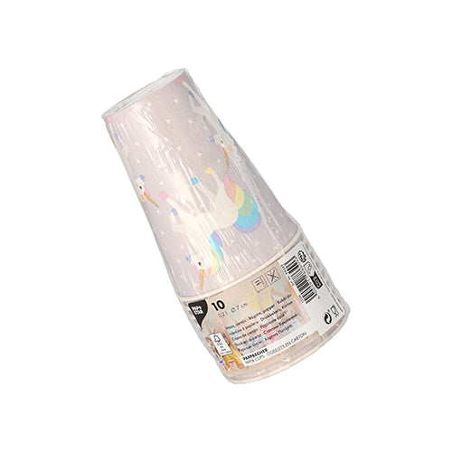 Ein Stapel von PAPSTAR 10 Trinkbechern aus Pappe (0,2 L, Ø 7 cm, 9,7 cm) der PAPSTAR GmbH, verpackt in Kunststoff mit Einhorn- und Regenbogenmotiven. Das Etikett zeigt Produktdetails und Barcodes.