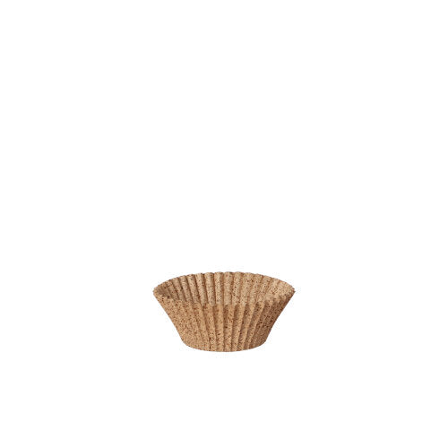Ein einzelnes braunes, geriffeltes PAPSTAR 100 Backförmchen rund der PAPSTAR GmbH aus Papier ist zentriert auf einem schlichten weißen Untergrund platziert – ideal zum Backen von Cupcakes oder Muffins.