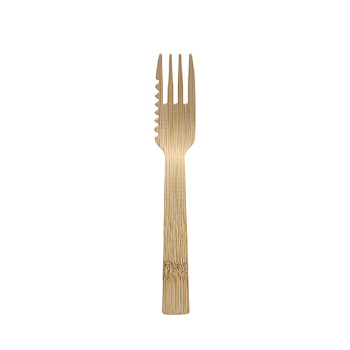 Die PAPSTAR 50 Kuchen- und Snackgabeln aus Bambus „pure“ (14,5 cm) von PAPSTAR GmbH vereinen Gabel und Messer durch einen einseitig gezackten Rand – umweltfreundlich präsentiert auf weißem Hintergrund. Papptray mit 50 Stück.