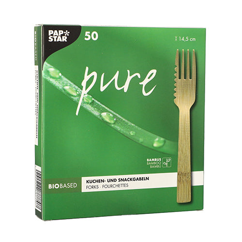Eine grüne Box der PAPSTAR GmbH mit der Aufschrift „pure“ enthält 50 Bambus-Kuchen- und Snackgabeln (14,5 cm, einseitig gezackter Rand) in einer Pappschale, wobei die Verpackung Bambusmotive und Texte in Deutsch, Französisch und Englisch zeigt – nachhaltiges Einwegbesteck.