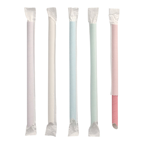 Fünf einzeln verpackte, pastellfarbene PAPSTAR 200 Bubble Tea Papierhalme (Ø 12 mm, 20 cm) der PAPSTAR GmbH liegen vertikal auf weißem Hintergrund; Die Farben sind Weiß, Hellblau, Hellgrün und Rosa. Der rosa Halm ist teilweise ausgepackt.