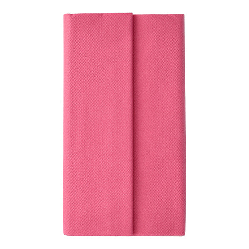 Eine sauber gefaltete, rechteckige rosa PAPSTAR-Tischdecke, Tissue „ROYAL Collection“ (120 cm x 180 cm) von der PAPSTAR GmbH wird auf einem weißen Hintergrund präsentiert und zeigt ihr subtiles Strukturmuster und zwei vertikale Bahnen.