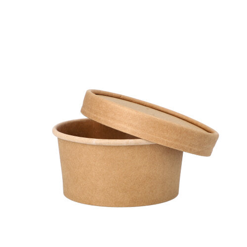 Ein brauner, runder PAPSTAR Suppenbecher aus Pappe (180 ml, Ø 9,8 cm) mit passendem Deckel liegt schräg auf weißem Hintergrund. Unbeschriftet und ideal für den Einweggebrauch dank Folienbeschichtung (25 Stück).