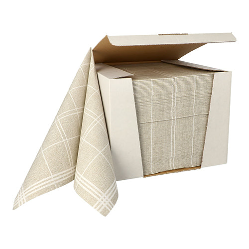 In einem geöffneten Karton liegen sauber gestapelt 100 PAPSTAR Servietten „ROYAL Collection“ 1/4-Falz 40 cm x 40 cm im beige-weißen Karomuster der PAPSTAR GmbH, wobei eine hochwertige Serviette teilweise herausgezogen ist.