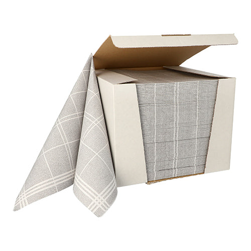 In einer offenen Kartonschachtel befindet sich ein Stapel PAPSTAR 100 Servietten „ROYAL Collection“ 1/4-Falz 40x40 cm von PAPSTAR GmbH in grau mit weißem Karomuster; Eine Serviette ist teilweise herausgezogen.