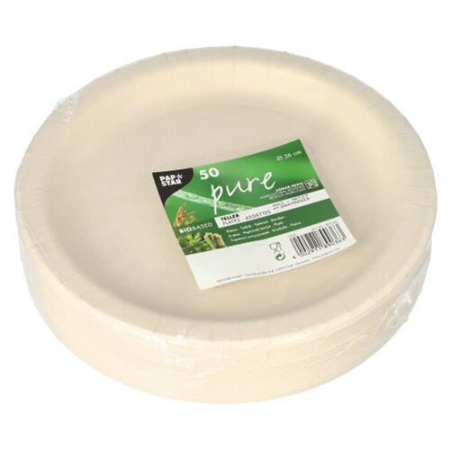 Ein Stapel von 50 runden weißen PAPSTAR „pure“-Tellern aus landwirtschaftlichen Reststoffen, in Plastik eingewickelt und mit einem grünen Etikett versehen, auf dem die Marke der PAPSTAR GmbH und Symbole für biobasiert, umweltfreundlich und kompostierbar zu sehen sind.