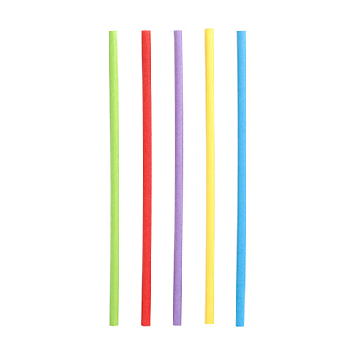 Fünf PAPSTAR 100 Trinkhalme, Papier Ø 6 mm von PAPSTAR GmbH in den Farben grün, rot, lila, gelb und blau stehen senkrecht in einer Reihe auf weißem Grund.