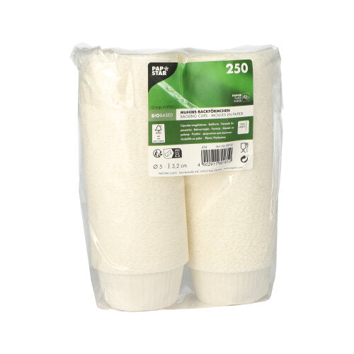Eine versiegelte Kunststoffverpackung der PAPSTAR GmbH enthält 250 weiße Muffin-Backförmchen (Ø 5 cm, H 3,2 cm). Auf dem Etikett sind in mehreren Sprachen Angaben zu Menge, Größe und Recyclingsymbolen zu finden.