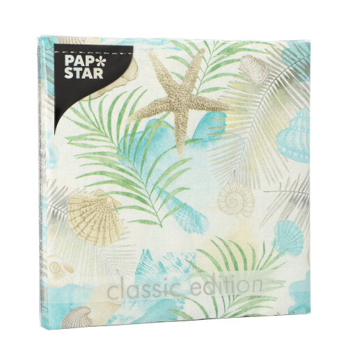 Eine quadratische Packung PAPSTAR GmbH 20 Servietten, 33 cm x 33 cm, 3-lagig, 1/4-Falz Design Set 2 Servietten mit einem klassischen Strandmotiv in Grün-, Blau- und Beigetönen.