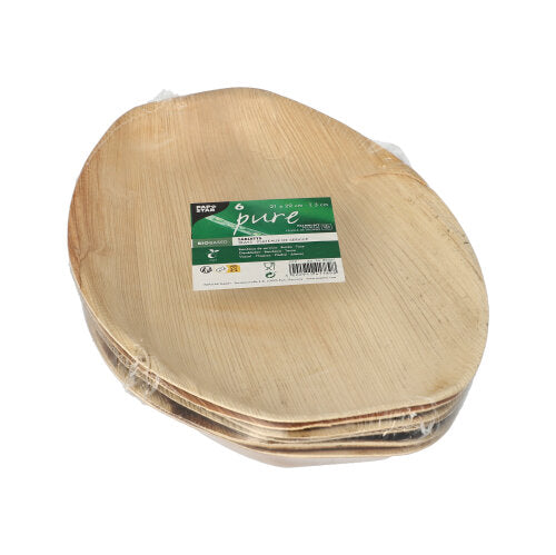 Ein Stapel PAPSTAR 6 Tabletts, Palmblatt „pure“ oval natur von der PAPSTAR GmbH, aus hellem Naturmaterial gefertigt und in Folie eingewickelt mit einem grün-weißen Etikett auf der Oberseite.